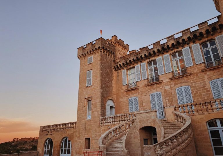 Véritable trésor architectural en Provence, le château de La Barben est le témoin de 1000 ans d’histoire. Des moines de l’abbaye Saint­-Victor, à la famille de Forbin en passant par les amours de Pauline Borghèse, c’est toute une part de France et de Provence qui habite ces lieux. Chef d'œuvre d’architecture médiévale et néo-médiévale, ce Monument Historique doit un grand nombre de fresques au peintre Marius Granet et ses jardins à André Le Nôtre, jardinier de Versailles. Gravement affecté par la pluie et le temps au XXᵉ siècle, le château de La Barben retrouve aujourd’hui un nouveau souffle. Grâce aux importants travaux de réfection et de restauration, la pérennité de ce patrimoine unique est assurée pour les 150 prochaines années : chaque terrasse, toutes les toitures, les anciennes écuries, les cuirs de Cordoue et les nombreuses peintures du château ont ainsi été rénovées.