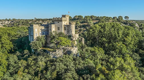 Château de La Barben intérieur. Le château de La Barben à l'intérieur, accueille aujourd'hui les spectacles et parcours immersifs du Rocher Mistral. Vue aérienne du château de La Barben. Le parc Rocher Mistral se situe dans le petit village de La Barben. Il se développe dans un domaine et une nature uniques autour du château de La Barben. Au cœur des Bouches-du-Rhône et à proximité du Zoo de La Barben, il fait la part belle à l’histoire et au patrimoine de Provence. A quelques kilomètres du Luberon et des Alpes-de-Haute-Provence, du Vaucluse et du Var, le parc Rocher Mistral est le lieu idéal pour une visite de la Provence, en vacances et en famille.