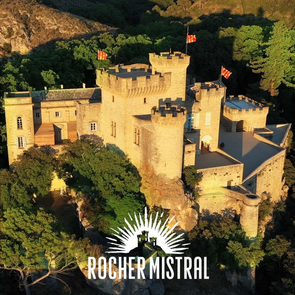 Rocher Mistral au château de La Barben. Château de La Barben intérieur. Le château de La Barben à l'intérieur, accueille aujourd'hui les spectacles et parcours immersifs du Rocher Mistral.