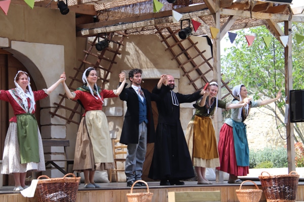 Les acteurs du spectacle "Les lettres de mon moulin" sur la scène du Rocher Mistral.