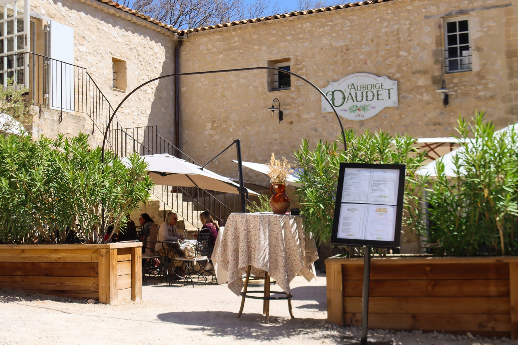 Auberge Daudet, le restaurant du parc Rocher Mistral avec sa cuisine provençale